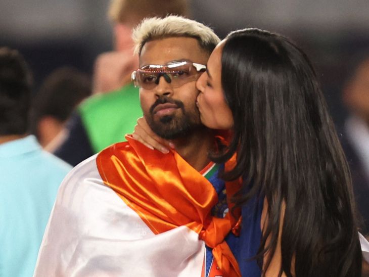 वर्ल्ड कप जीतने के बाद हार्दिक पंड्या की गर्लफ्रेंड महिका शर्मा ने उन्हें मैदान पर किस किया।