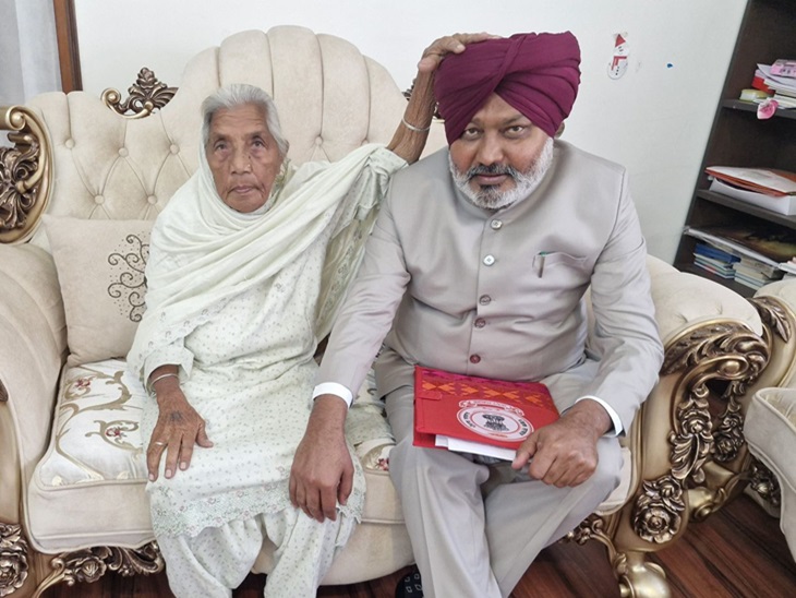 बजट पेश करने से पहले मां से आशीर्वाद लेते हुए वित्तमंत्री हरपाल चीमा।