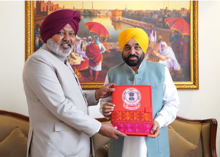 बजट से पहले मुख्यमंत्री भगवंत सिंह मान से मुलाकात करते हुए वित्तमंत्री हरपाल सिंह चीमा।