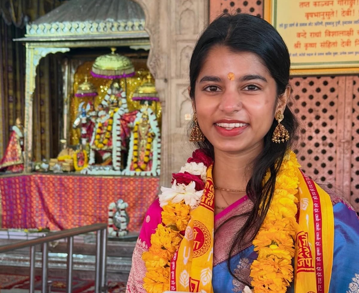 Maithili Thakur Emotional Bhajan Jaipur Govinddevji Temple Viral Video