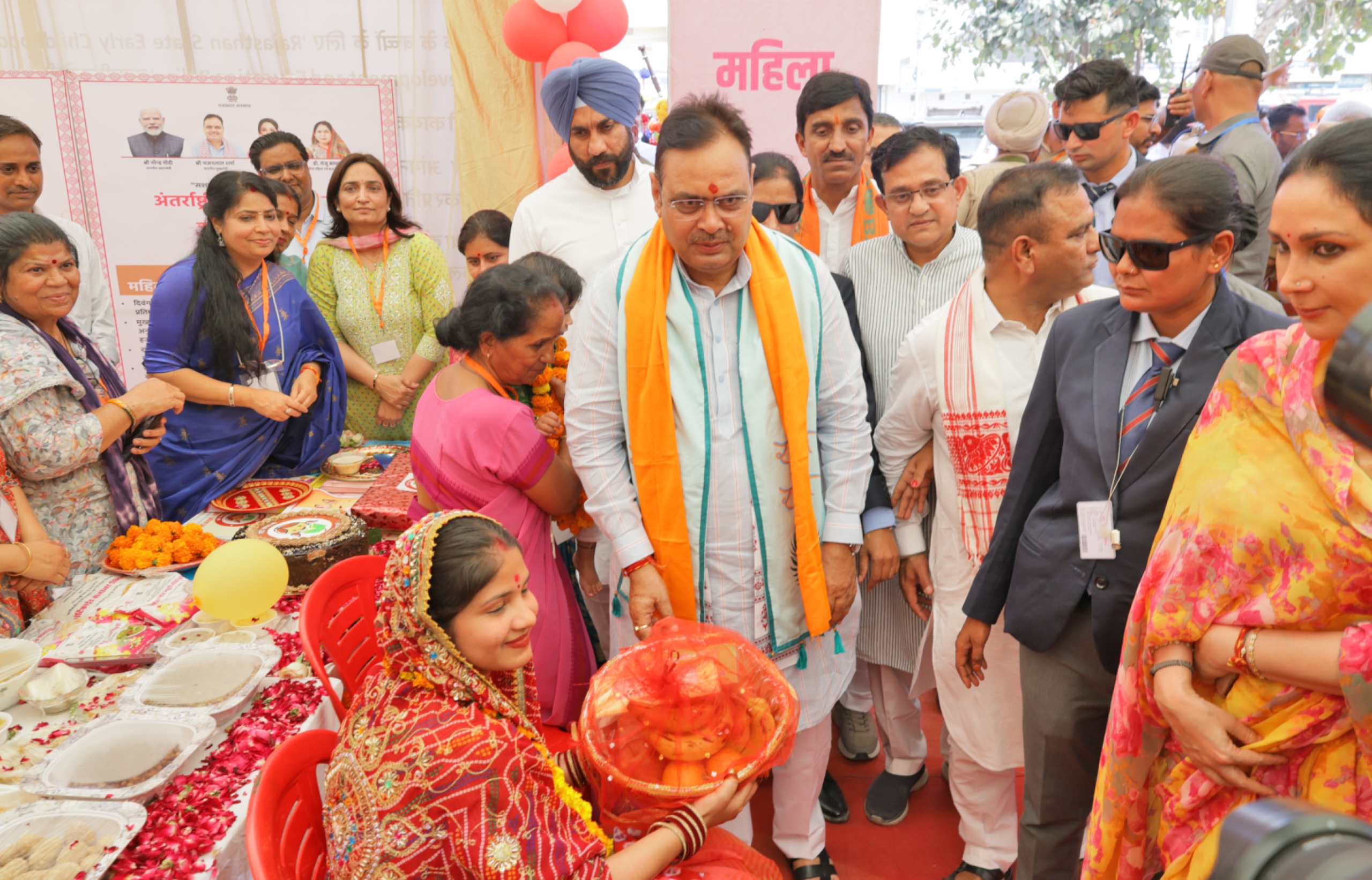 सीएम और डिप्टी सीएम ने राजीविका उत्पादों निरीक्षण किया।