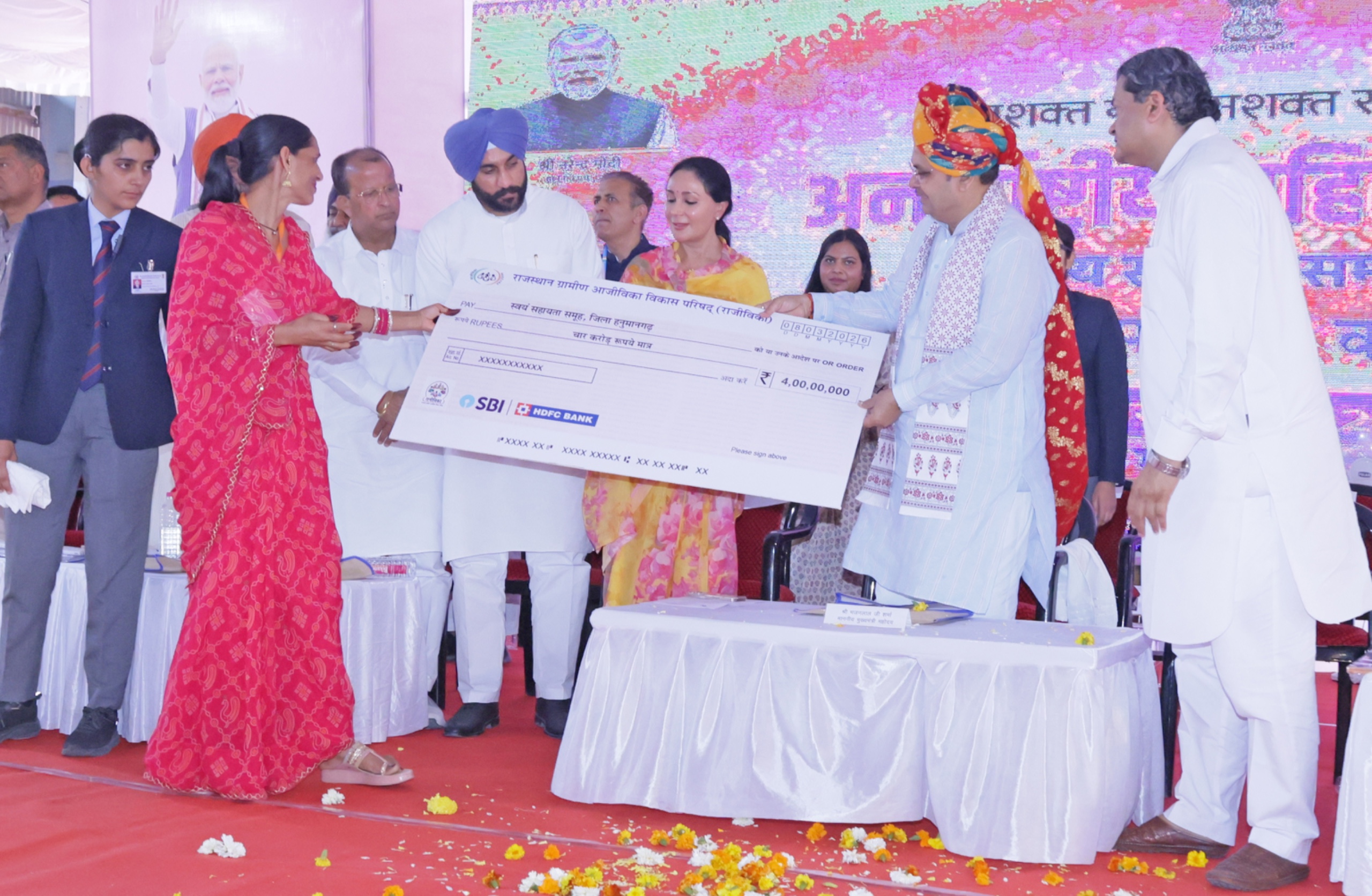सीएम ने स्वयं सहायता समूह के नाम 4 करोड़ की राशि का चेक सौंपा।