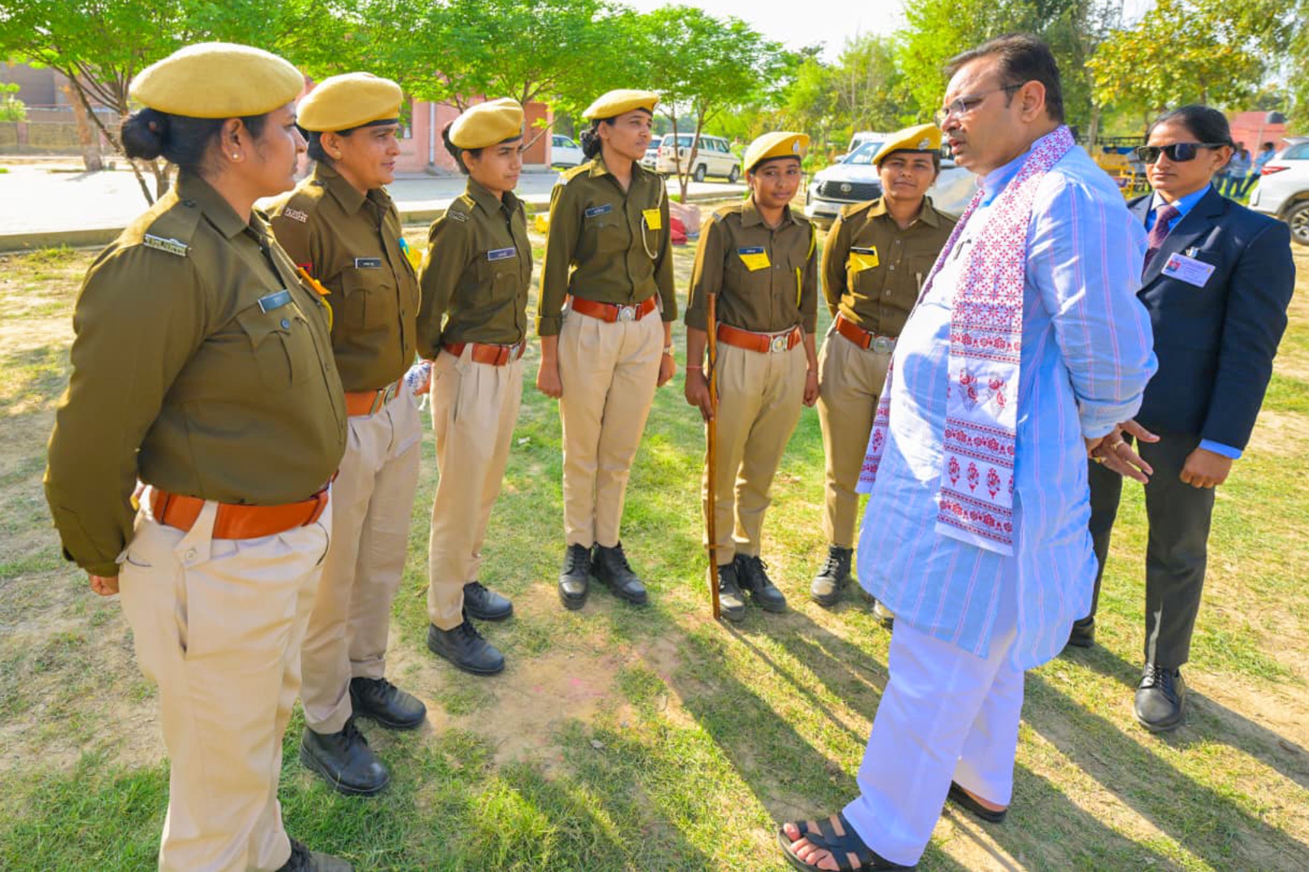 सीएम ने महिला पुलिसकर्मियों के जाने हाल।