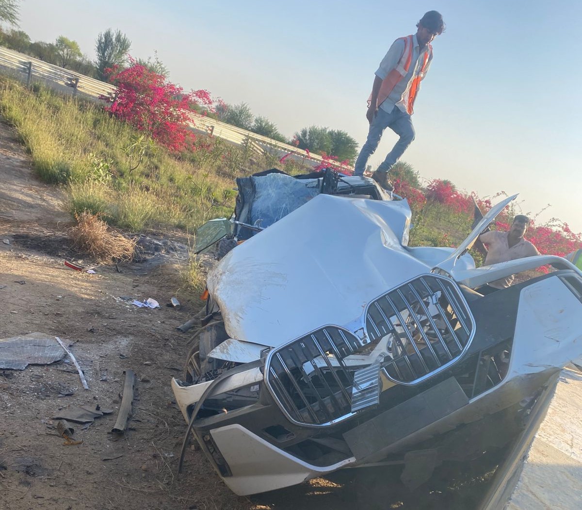 बीएमडब्ल्यू कार में सवार बिजनेसमैन की मौत हो गई। वहीं ड्राइवर घायल है।