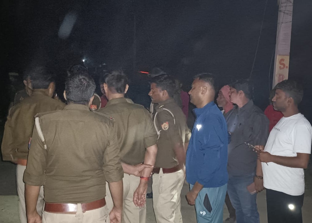 मौके पर पहुंची पुलिस लोगों से पूछताछ कर रही है।