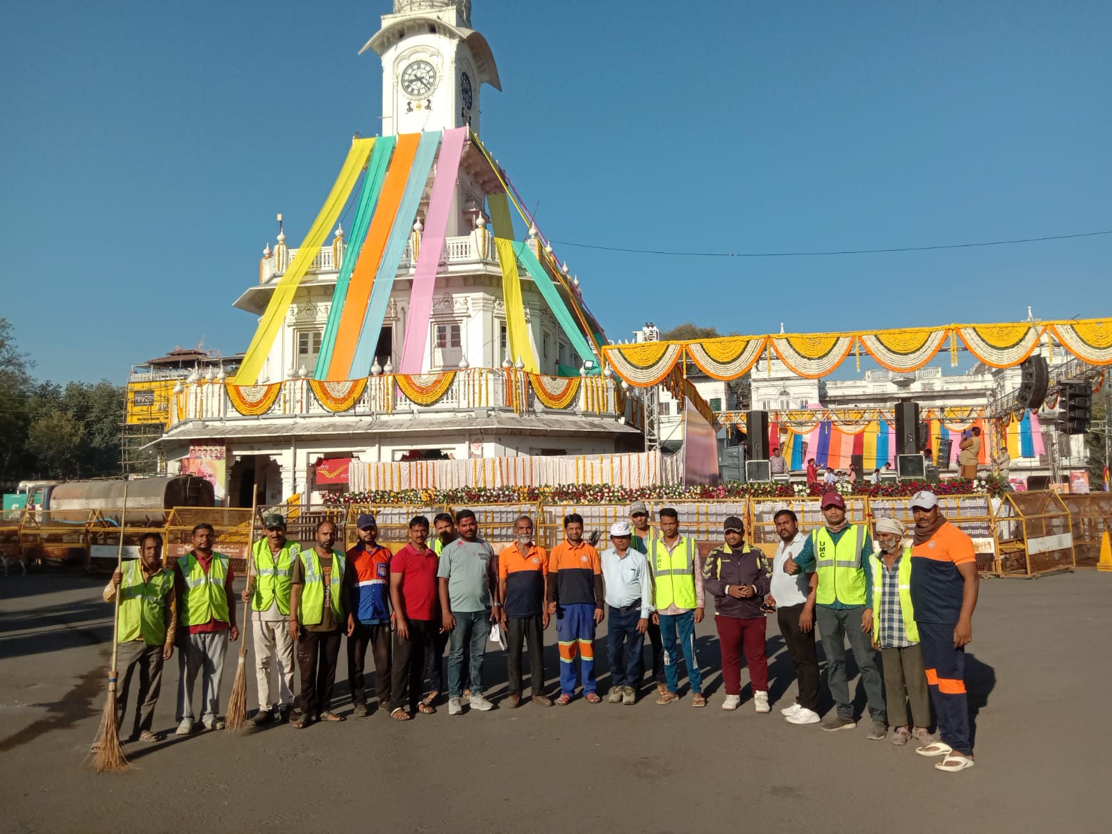 इंदौर में 120 से ज्यादा सफाई कर्मचारियों की टीम ने शहर की सफाई की।