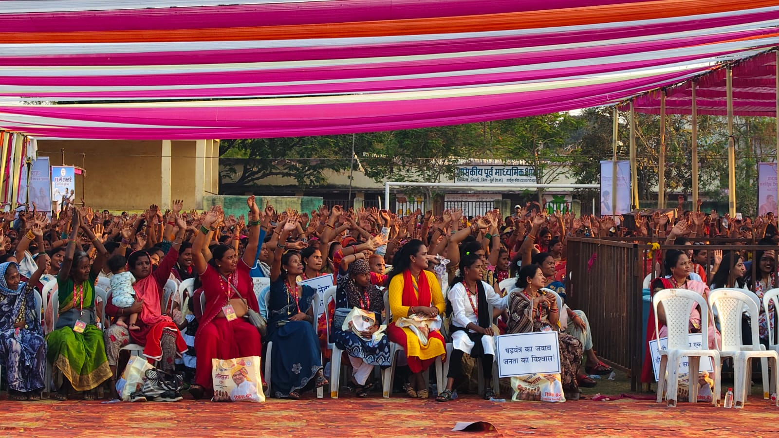 महिलाओं का विधायक रिकेश सेन ने किया सम्मान।