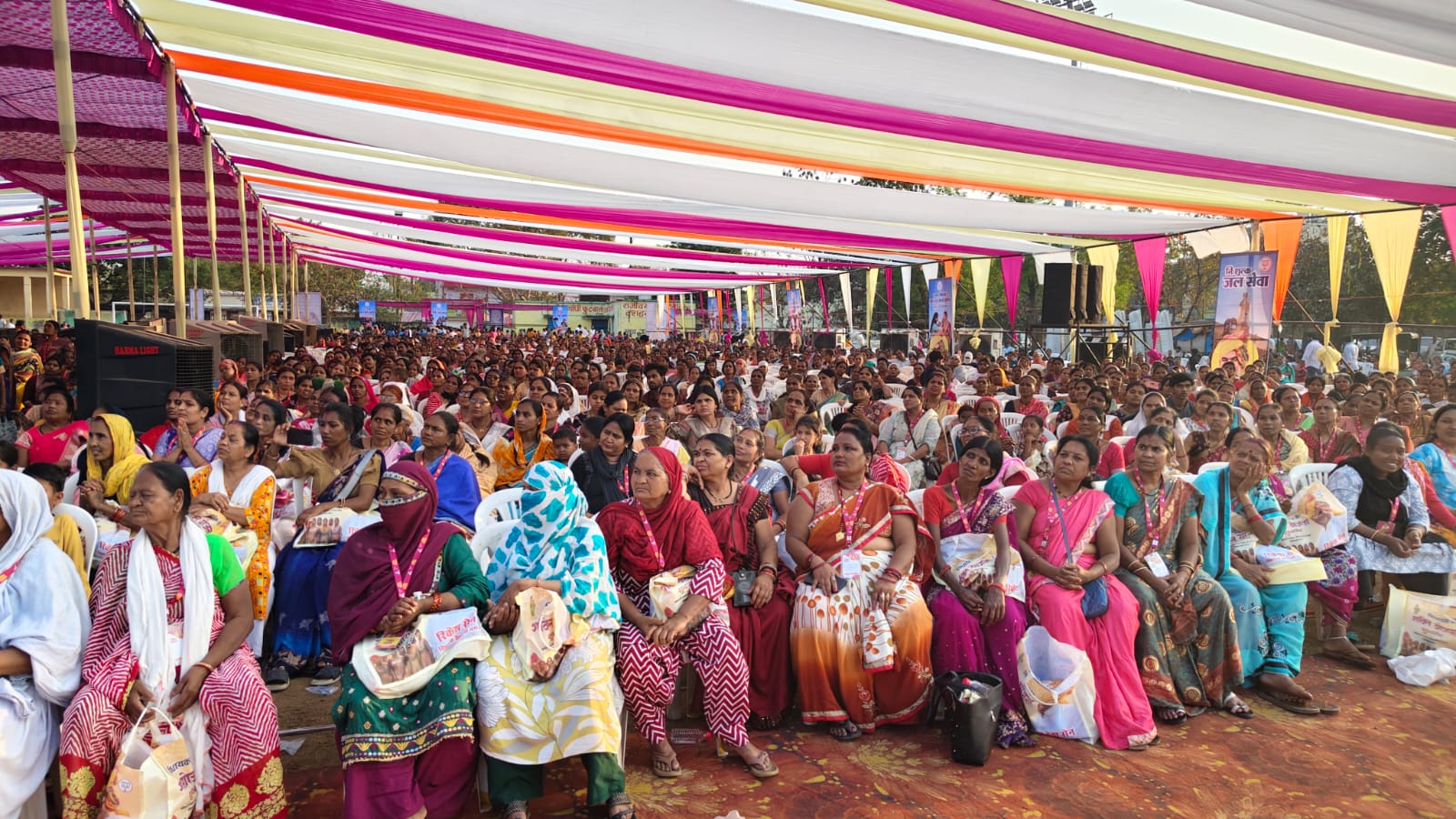 महिला दिवस के कार्यक्रम में बड़ी संख्या में शामिल हुई महिलाएं।