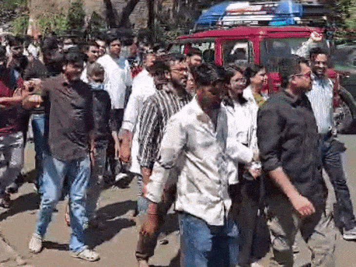 भोपाल में जूनियर डॉक्टर एसोसिएशन ने "जस्टिस मार्च" निकाला।