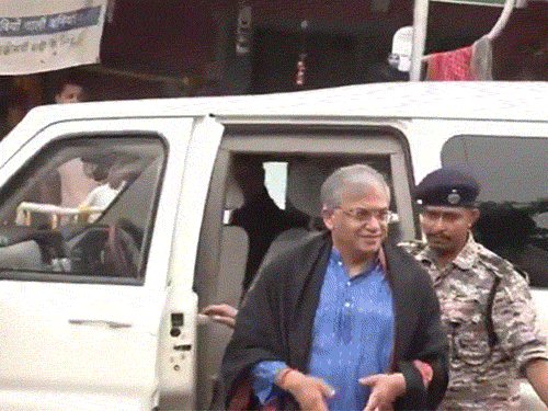 चुनाव आयुक्त ज्ञानेश कुमार सोमवार सुबह कालीघाट में पूजा करने पहुंचे, जहां लोगों ने उनका विरोध किया।