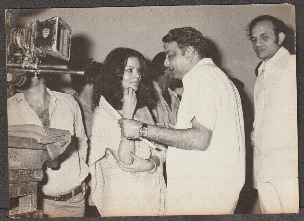 फिल्म चोरी मेरा काम की शूटिंग के सेट पर जीनत अमान के साथ डायरेक्टर बृज सदाना।