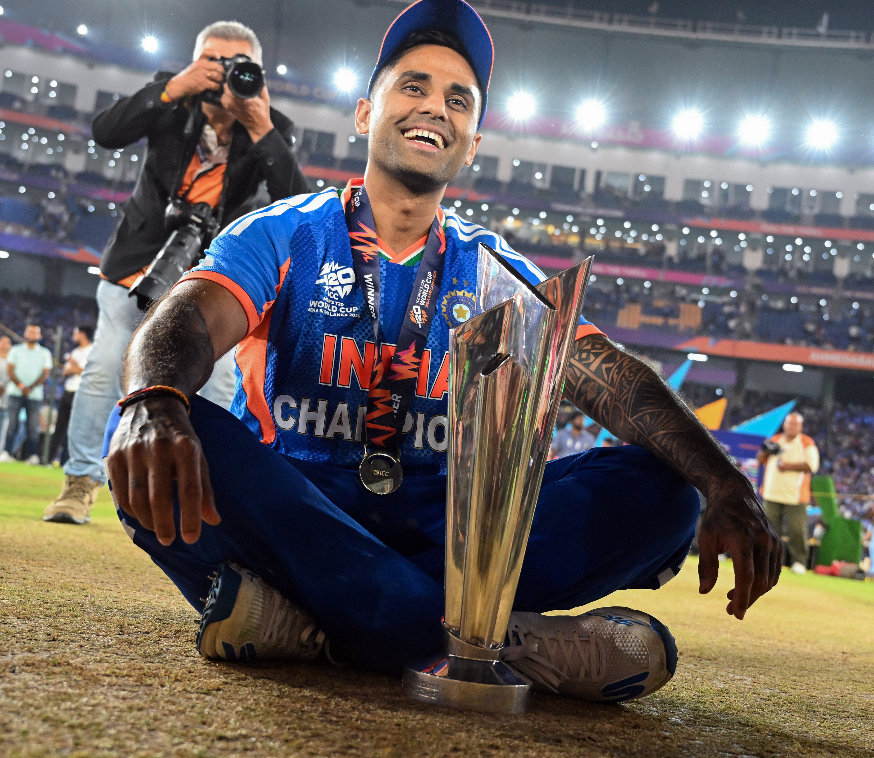 ट्रॉफी के साथ भारतीय कप्तान सूर्यकुमार यादव।