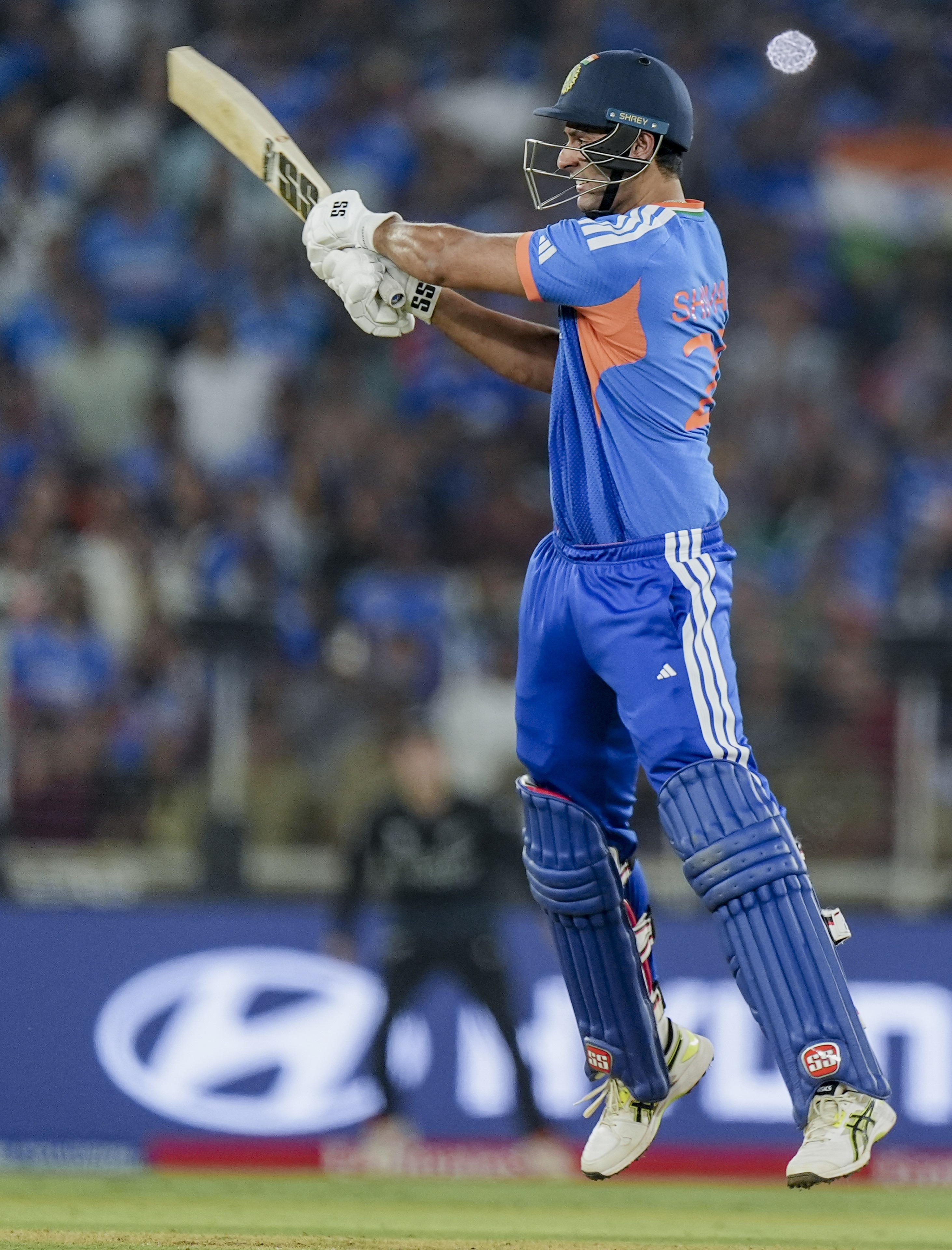 शिवम दुबे ने 20वें ओवर में 3 चौके और 2 छक्के लगाए।