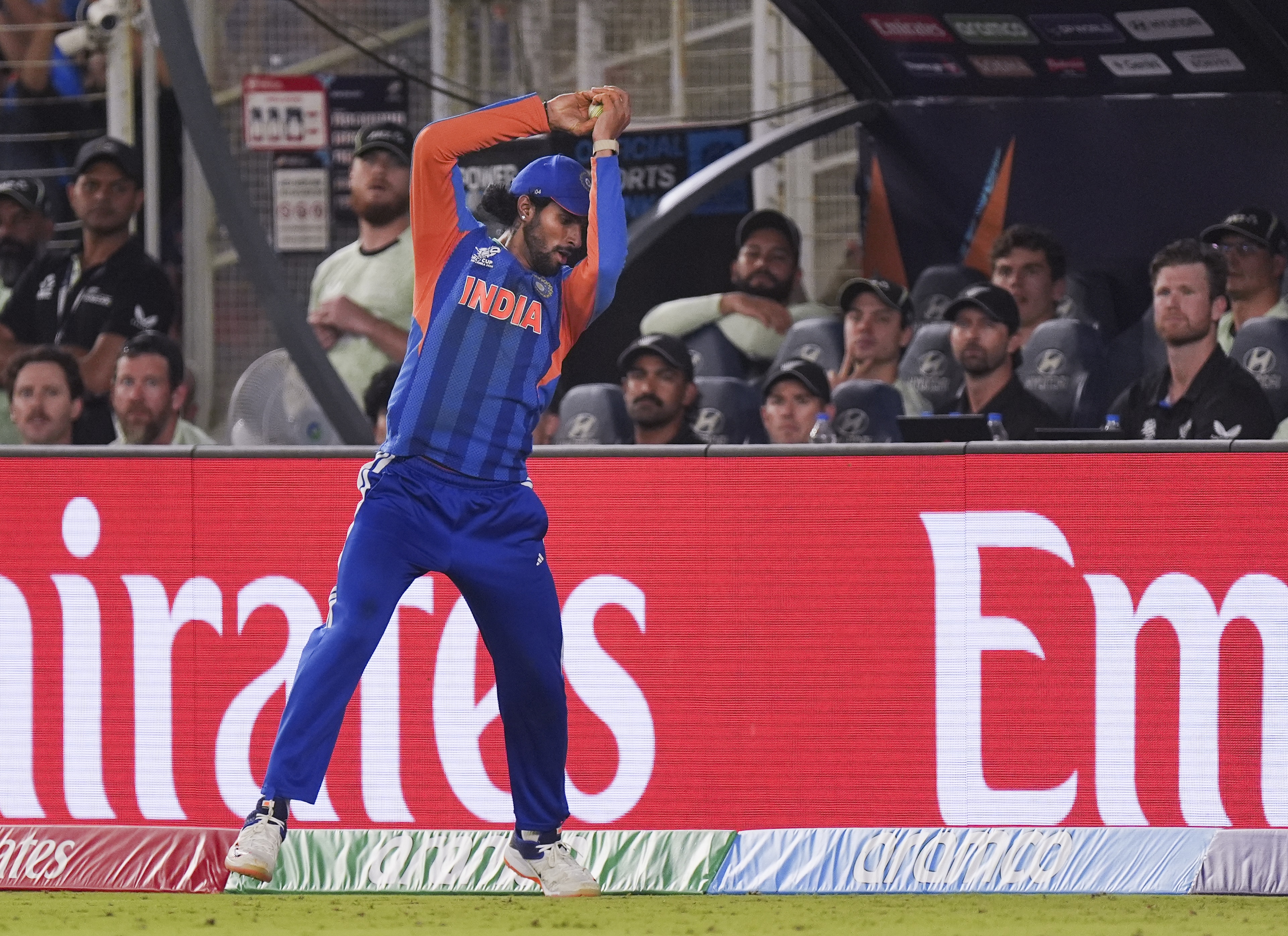 तिलक वर्मा ने जैकब डफी का कैच पकड़ा। इसी के साथ भारत टी-20 वर्ल्ड चैंपियन बन गया।