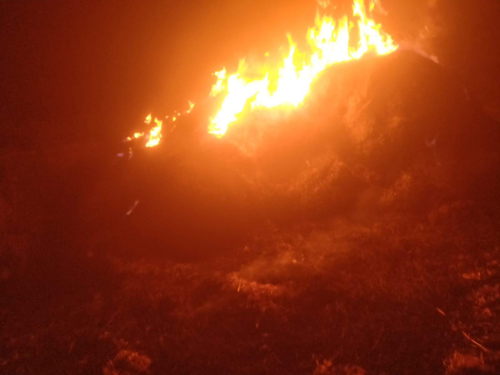 खेत में जलता किसान का सामान।