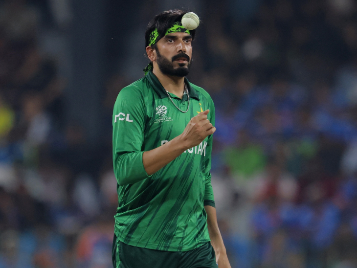 भारत-पाक मैच से पहले स्पिनर उस्मान तारिक की खूब हाइप बनी। उस्मान की पहली ही गेंद पर भारतीय कप्तान सूर्यकुमार यादव ने चौका जड़ दिया। तारिक ने 4 ओवर में 24 रन देकर 1 विकेट लिया।