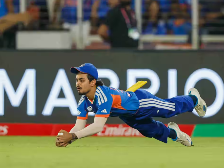 ईशान किशन ने फाइनल में रचिन रवींद्र का आगे की ओर डाइव लगाकर शानदार कैच पकड़ा। गेंद उनके हाथ से छिटकी, लेकिन आखिरकार उन्होंने उसे लपक ही लिया।