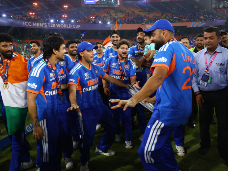 जीत के बाद भारतीय खिलाड़ियों ने जश्न बनाया। वरुण चक्रवर्ती और अभिषेक शर्मा सहित कई खिलाड़ियों ने जमकर डांस किया।
