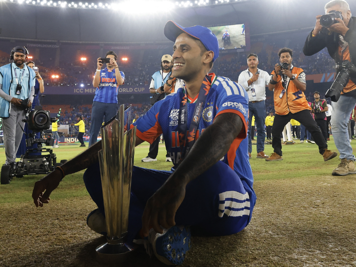भारतीय प्लेयर्स ने ट्रॉफी के साथ अलग-अलग अंदाज में फोटोशूट कराया। सूर्या ट्रॉफी लेकर पिच पर बैठ गए और अपनी फोटो खिंचवाई।