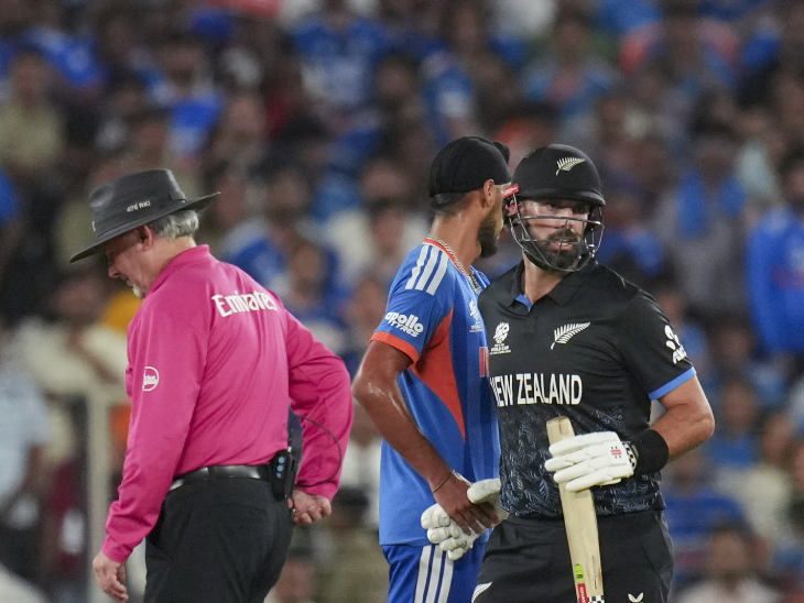 न्यूजीलैंड की पारी के समय अर्शदीप ने थ्रो करते हुए स्टंप पर निशाना लगाया, लेकिन गेंद बैटर डेरिल मिचेल को लगी। इससे दोनों के बीच नोक-झोंक हुई। थोड़ी देर बाद दोनों खिलाड़ियों ने हाथ मिलाया, मैच के बाद अर्शदीप ने माफी भी मांगी।