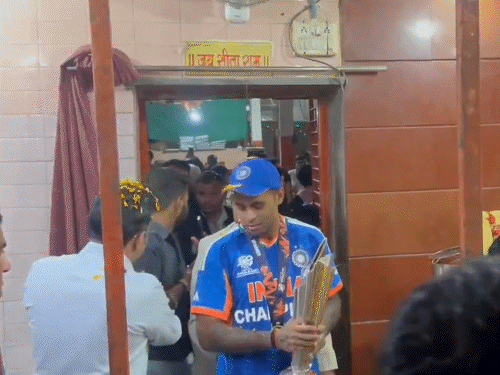 कप्तान सूर्यकुमार यादव वर्ल्ड कप ट्रॉफी लेकर अहमदाबाद के हनुमान मंदिर पहुंचे।