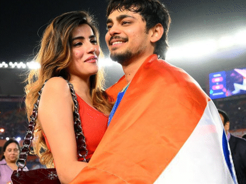 T20 વર્લ્ડ કપ જીત્યા પછી ઈશાન કિશને અદિતિ હુંડિયાને ગળે લગાવી હતી.