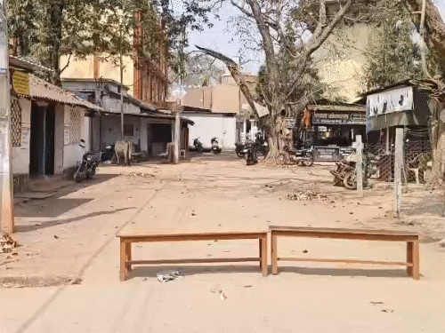 कोर्ट परिसर के अंदर की तस्वीर।