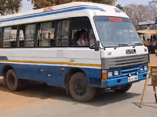 मौके पर भारी पुलिस बल तैनात किया गया है।