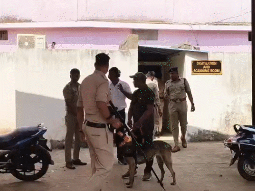 बेमेतरा जिला कोर्ट को भी बम से उड़ाने की धमकी मिली जिसके बाद सुरक्षा बढ़ा दी गई है।