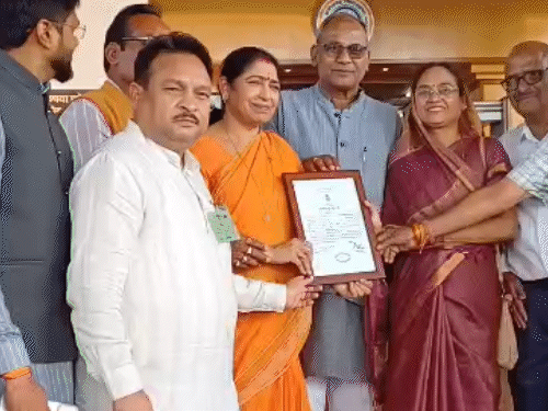 बीजेपी से लक्ष्मी वर्मा निर्विरोध चुने जाने के बाद रिटर्निंग ऑफिसर मनीष शर्मा ने उन्हें सर्टिफिकेट दिया।