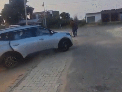 कार से ले जाते हुए भी लड़की ने कार का गेट खोलकर से कूदने की कोशिश की।