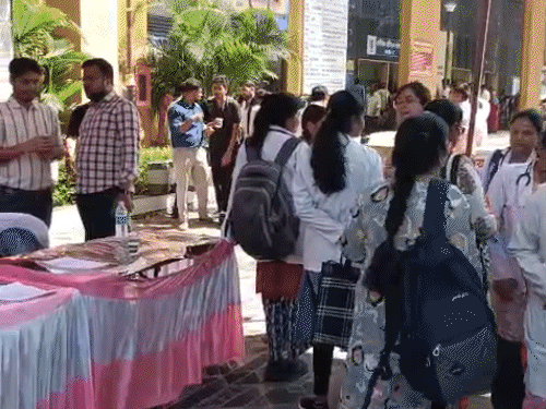 हमीदिया मेडिकल कॉलेज कैंपस में इकट्‌ठा हुए जूनियर डॉक्टर।