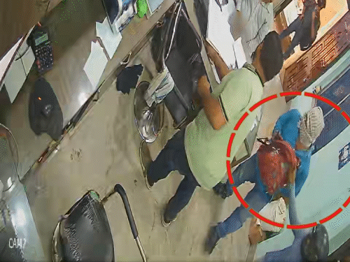 सभी को हथियार से डराया, फिर बैग में रुपए भरना शुरू किया