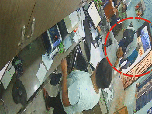 1 मिनट 40 सेकेंड में 4.50 लाख रुपए लूटे:  एजेंसी में हथियार दिखाकर घुसे 3 बदमाश, ऑफिस का लैपटॉप भी उठा ले गए – Samastipur News