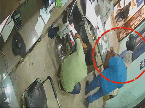 रुपए बैग में भगकर तीनों फरार, जाते-जाते ऑफिस का दरवाजा भी किया बंद।