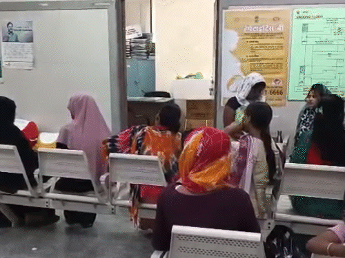 डॉक्टर के इंतजार में बैठे मरीज और उनके परिजन।