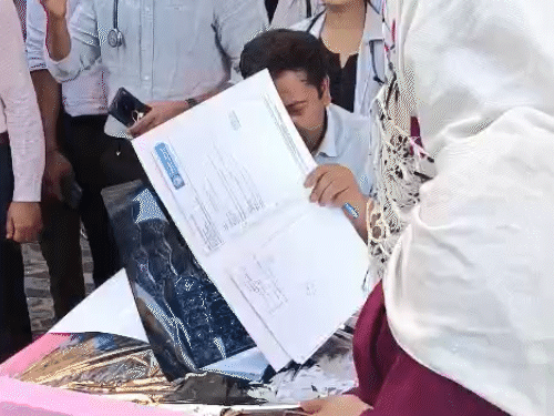 गंभीर मरीजों को ही देख रहे डॉक्टर।
