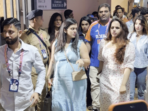 5 માર્ચે સેમિફાઇનલ મેચ જોવા માટે અદિતિ હુંડિયા, સૂર્યકુમાર યાદવની પત્ની દેવિશા શેટ્ટી સાથે મુંબઈના વાનખેડે સ્ટેડિયમ ગઈ હતી.