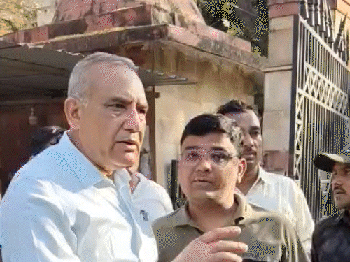 ग्वालियर हाईकोर्ट के फैसले के बाद खुश नजर आए रावत। - Dainik Bhaskar