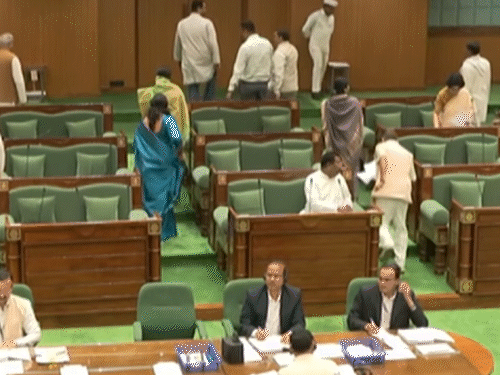 धान खरीदी के मुद्द पर मंत्री के जवाब से अंसतुष्ट विपक्ष ने सदन से वॉकआउट कर दिया।