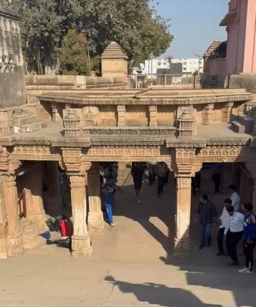 कप्तान सूर्यकुमार यादव अडालज नी वाव के अंदर जाते हुए।