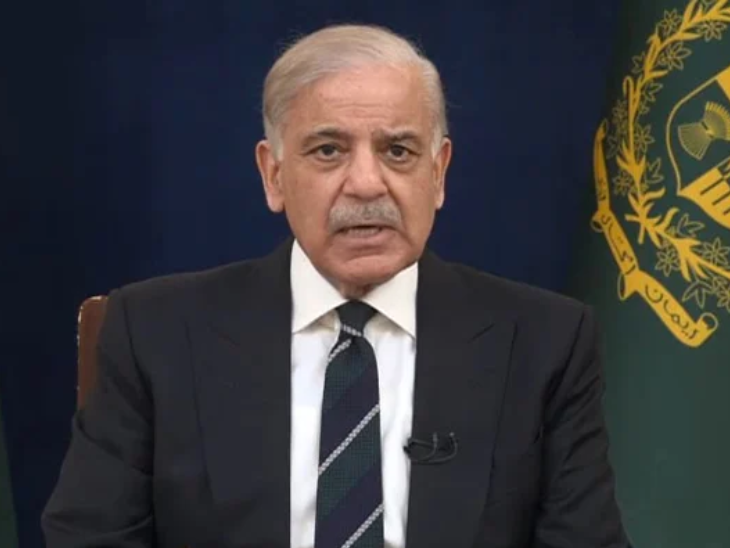 पाकिस्तान के प्रधानमंत्री शहबाज शरीफ ने सोमवार शाम को कटौती का ऐलान किया। - Dainik Bhaskar