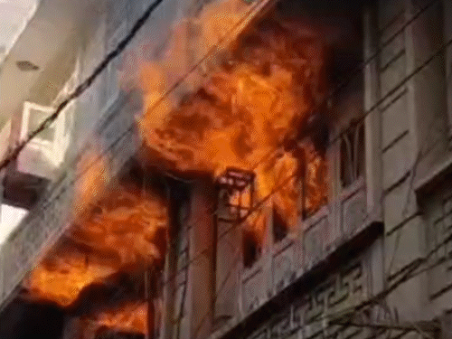 फायर ब्रिग्रेड की गाड़ियों के पाइप से लगातार पानी बहता रहा। - Dainik Bhaskar