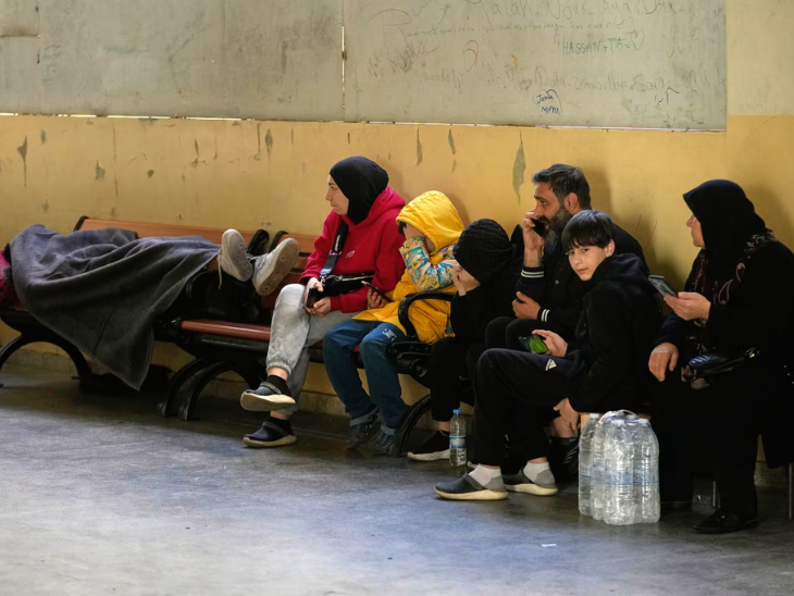 दक्षिणी लेबनान में इजराइल के हवाई हमलों के बाद कई परिवारों को अपने घर छोड़ने पड़े हैं। ये विस्थापित लोग अब बेरूत के एक स्कूल में बनाए गए अस्थायी शेल्टर में रह रहे हैं।