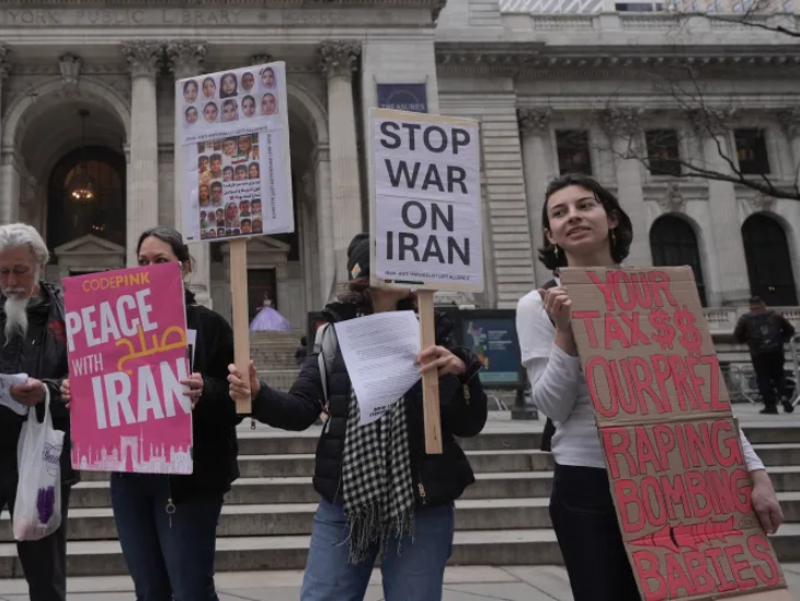 न्यूयॉर्क सिटी में रविवार को बड़ी संख्या में प्रदर्शनकारियों ने सड़कों पर उतरकर ईरान पर हो रहे अमेरिकी और इजराइली हमलों को रोकने और तत्काल युद्धविराम की मांग की।