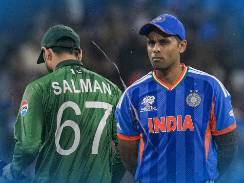 भारत और पाकिस्तान के कप्तानों ने टॉस के दौरान हाथ नहीं मिलाया। न ही खिलाड़ियों ने मैच के बाद हैंडशेक किया। इससे पहले एशिया कप में भी दोनों टीमों ने हाथ नहीं मिलाया था।