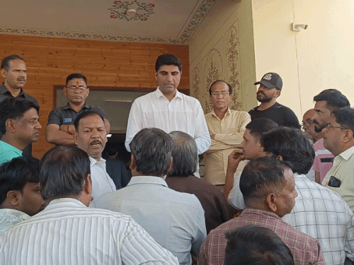 पुरोहित की ढाणी निवासियों ने नगर परिषद के अधिकारियों को ज्ञापन सौंपा।