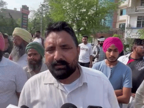 हरदीप सिंह जानकारी देते हुए।