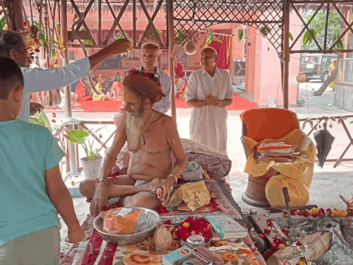 थेकड़ा स्थित शिवपुरी धाम के महंत सनातनपुरी महाराज संरक्षक के रूप में सेवा कर रहे थे।