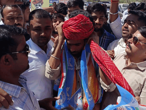 विनोद जाखड़ का सीकर के रामू का बास बाईपास पर साफा पहनाकर स्वागत किया गया।